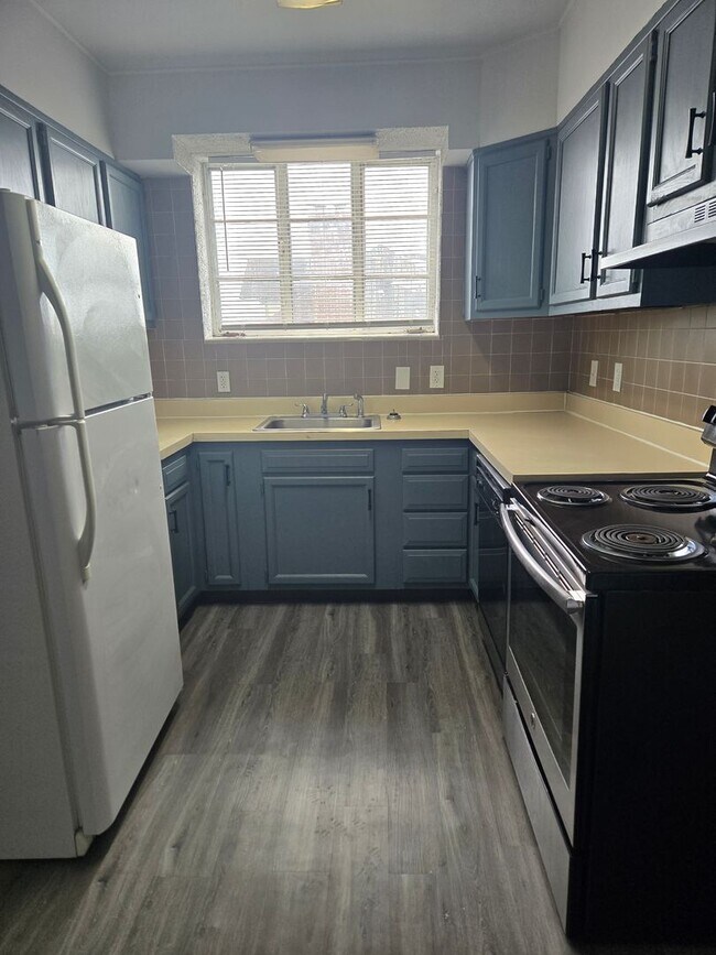 Building Photo - 3 bedrooms, 1.5 bathrooms.