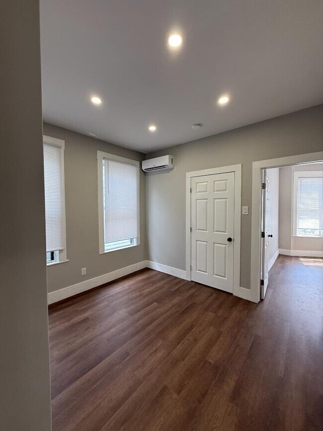 Building Photo - 605 3rd St