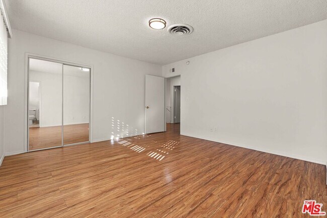 Building Photo - 15540 Moorpark St