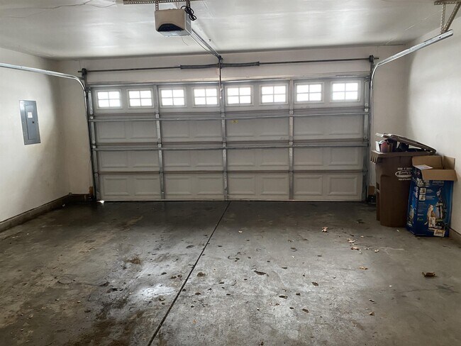 Building Photo - 860 Independence Dr