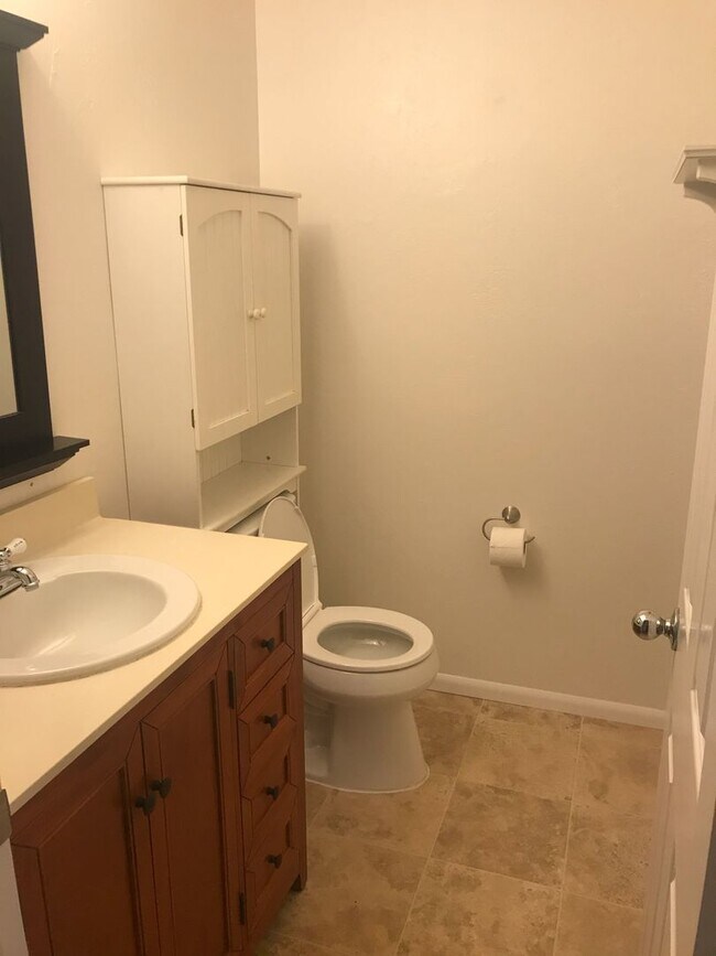 Building Photo - Unbeatable Charm in Camarillo's Colony