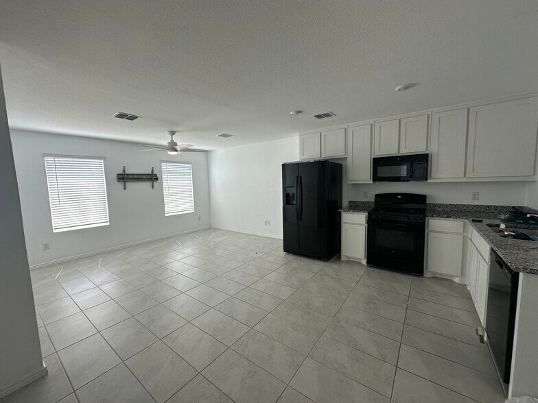 Building Photo - 450 Reverie Way