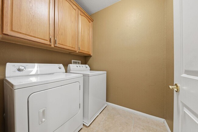Building Photo - Spacious Summerlin Gem with Loft and Balcony Suite