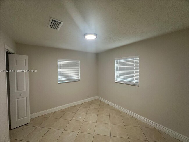 Building Photo - 1264 NE 25th Ct