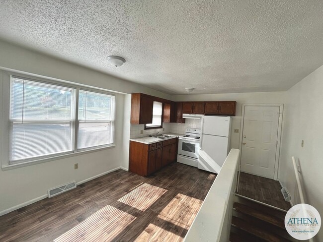 Building Photo - 2 Bedroom / 1 Bath House with Yard & W/D H...