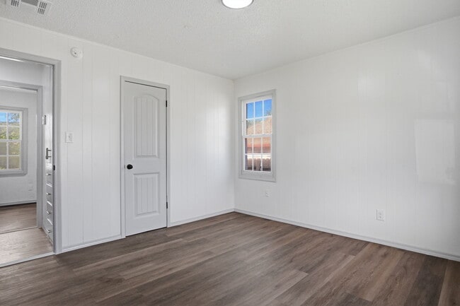 Building Photo - 549 E Ercoupe Dr