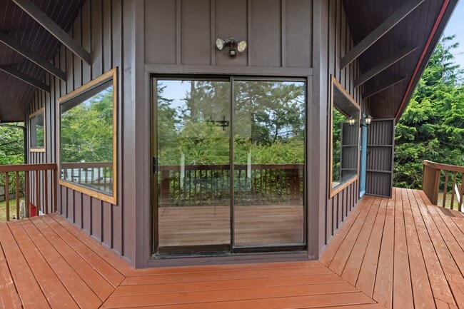 Building Photo - 3612 Seabreeze Ave