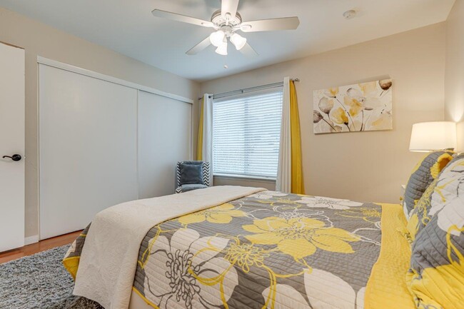 Bedding and decor is included with this rental price. - 2004 Lakeland Dr