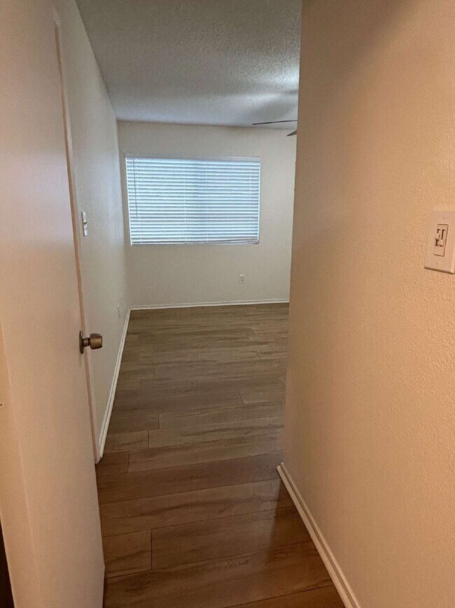 Building Photo - Cute! 4 bedroom, 2 bath Home in Bakersfield