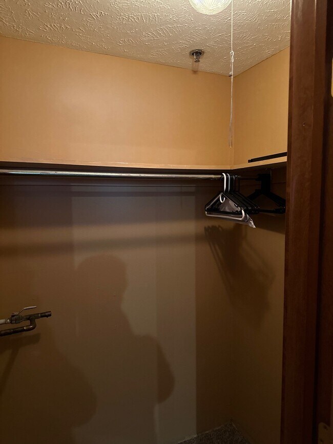 Building Photo - 408 W Saint Clair Ave