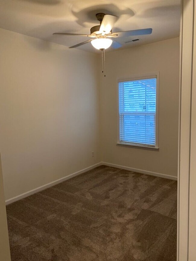 Building Photo - Fantastic 3BR/2.5BA Townhome located in Th...