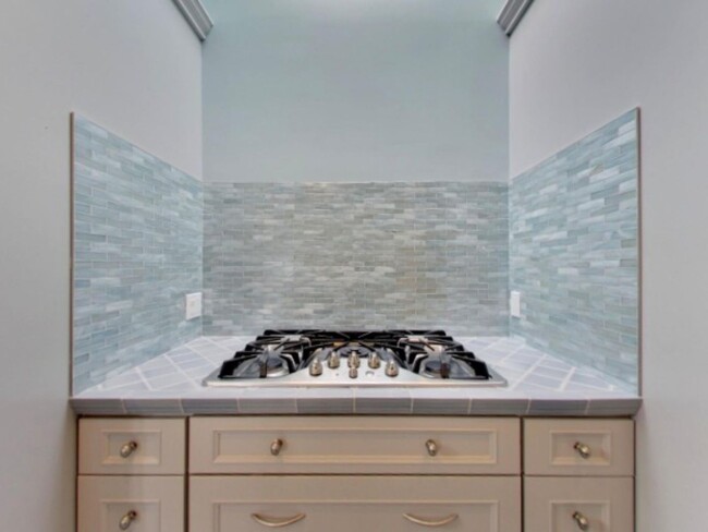 Building Photo - Spacious Four Bedroom Home in Lone Mountain