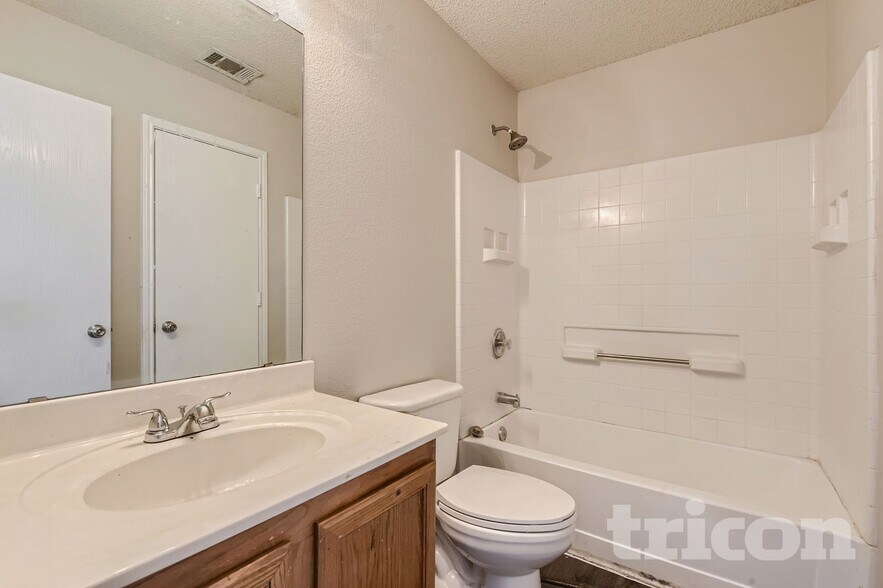 Building Photo - 4877 Trail Hollow Dr