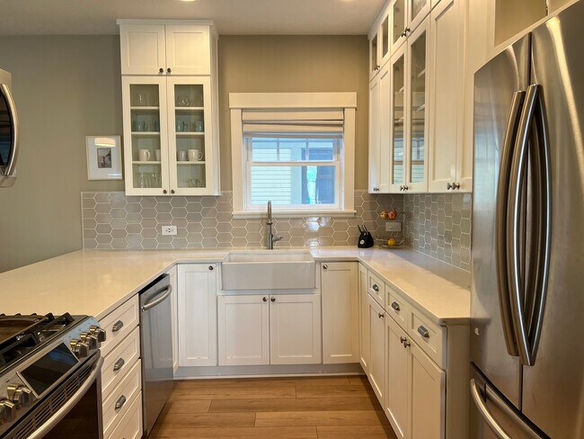 Kitchen - 6111 S Corbett Ave