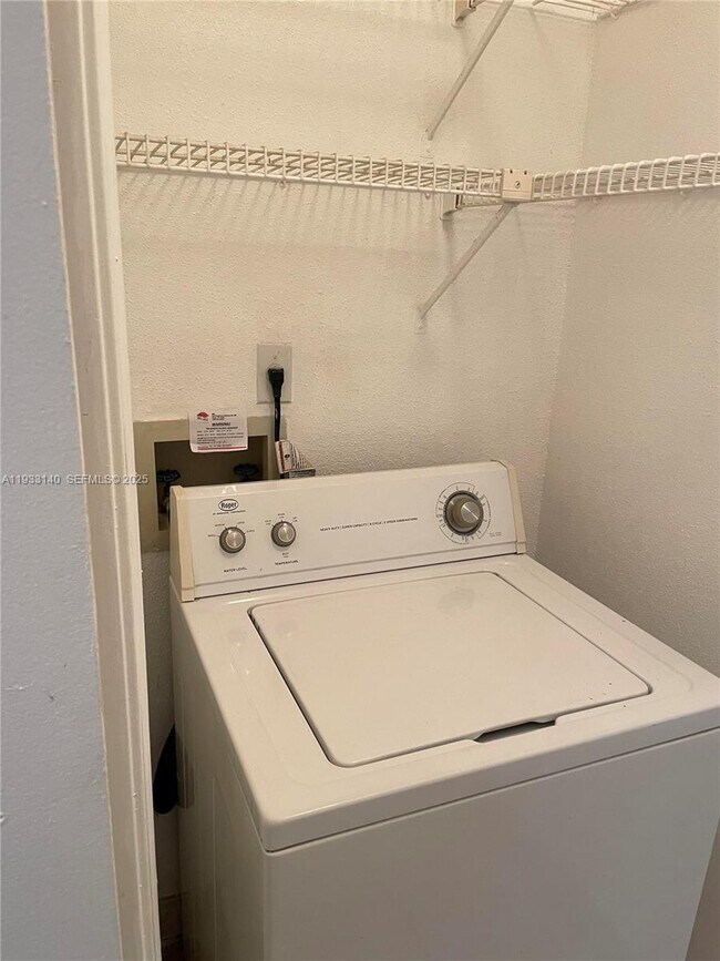 Building Photo - 833 Riverside Dr