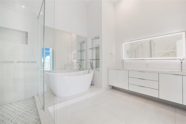 Building Photo - 495 Brickell Ave