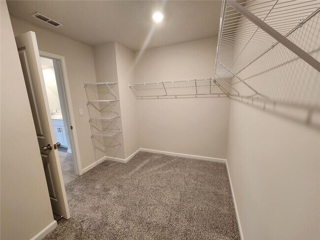 Building Photo - 1050 Sunny Lk Dr