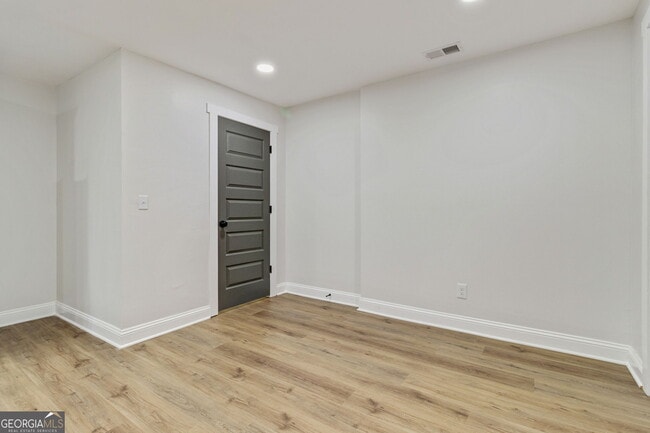 Building Photo - 1006 Maple Ave SW
