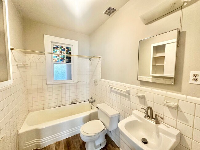 Building Photo - 2613 N Elm St