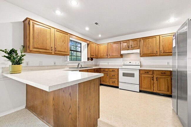 Building Photo - Spacious 3 Bed, 2 Bath Home with Fenced Backyard on Fayetteville's East Side