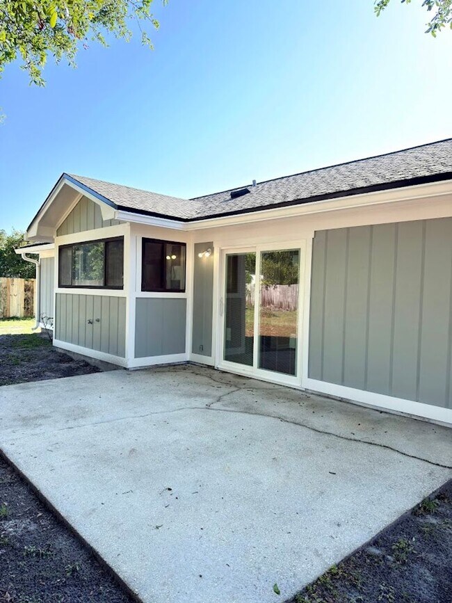 Building Photo - 159 Green Acres Dr