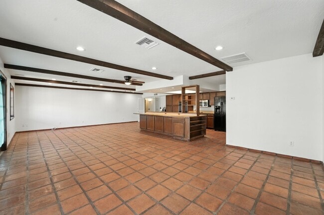 Building Photo - Inviting 3-bedroom, 2-bathroom home in the...