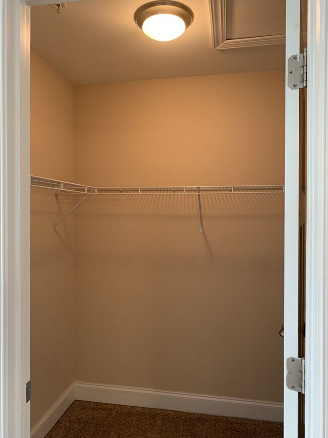 Building Photo - Spacious 3-Bed, 2.5-Bath Townhouse with Fe...