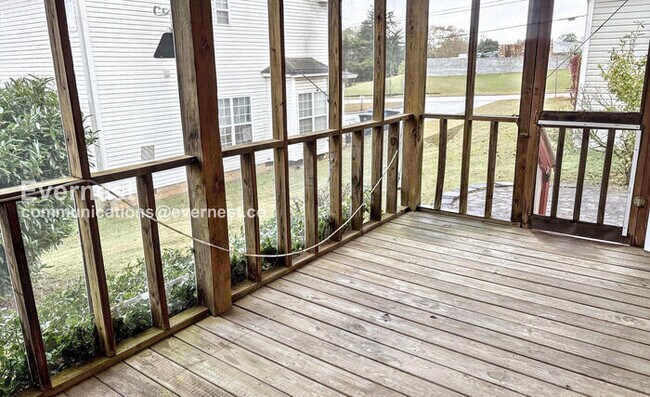 Building Photo - 3 Bed, 2 Bath Home with Garage / Pet-Frien...