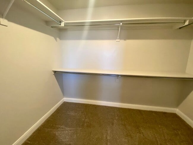Building Photo - SPACIOUS TOWNHOME FOR RENT!