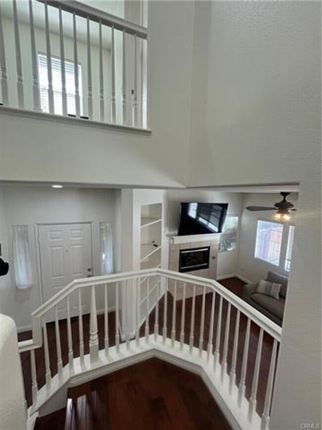 Building Photo - Beautifully designed townhome