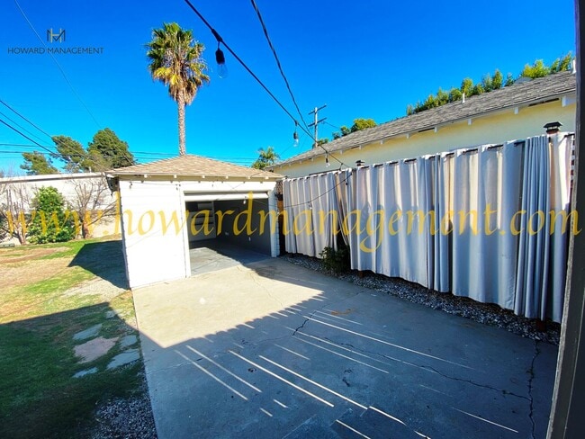 Building Photo - Lovely home with extra large backyard, con...