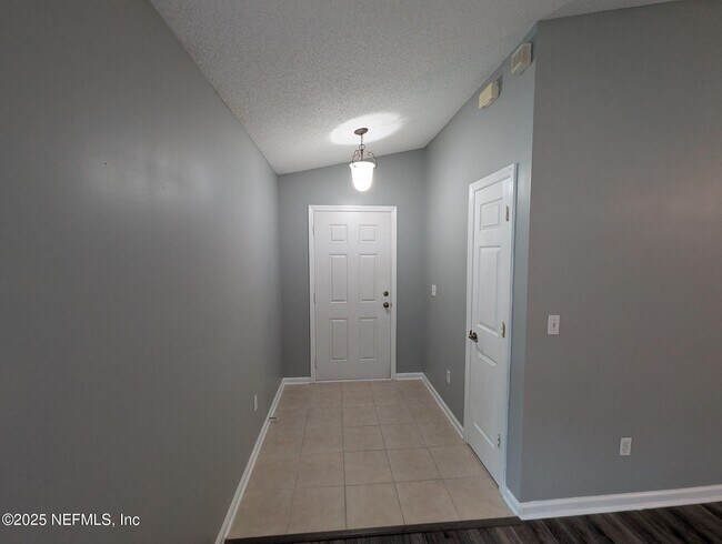 Building Photo - 712 N Edenbridge Way