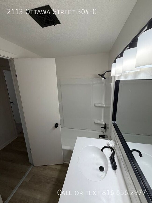 Building Photo - 2113 Ottawa St