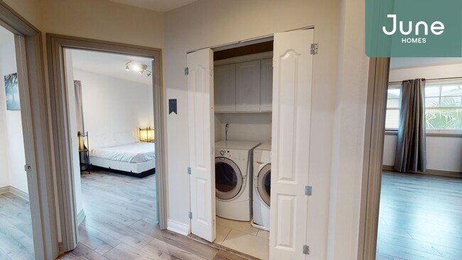 Building Photo - ROOM ONLY in 4-bed/3.0-bath Home