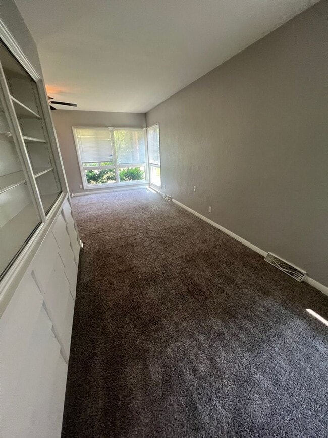 Building Photo - 3 bedroom Home in Rock Island