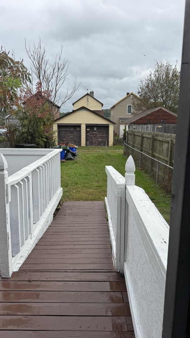 Building Photo - 2 bedroom house available now