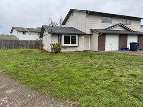 Building Photo - 2 bed 1 1/2 bath duplex in Springfield!