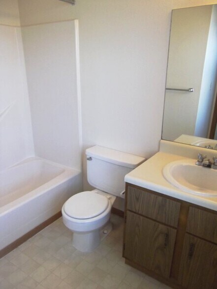 Building Photo - 664 E Cherry St