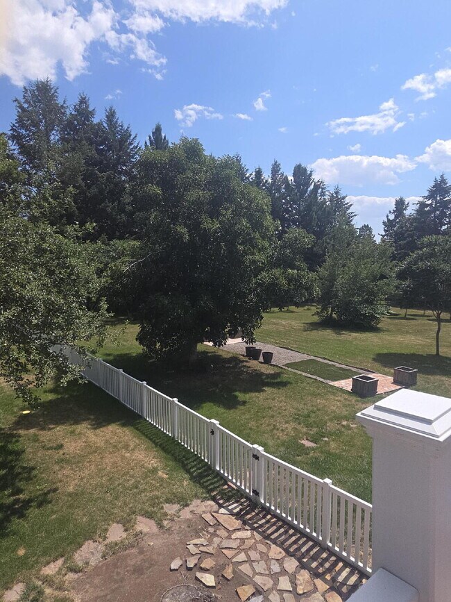 Building Photo - Spacious home in country setting, yet close to amenities