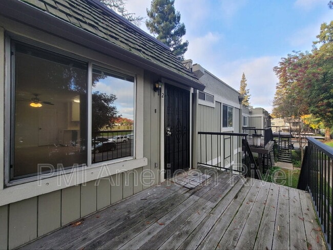 Building Photo - 102 Luna Grande Cir