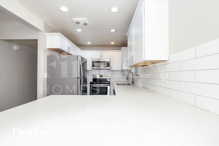 Building Photo - 812 E Las Palmaritas Dr