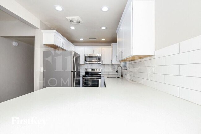 Building Photo - 812 E Las Palmaritas Dr