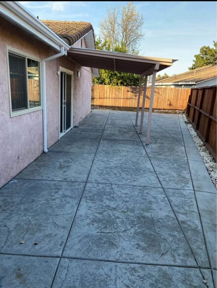 Building Photo - 6522 Village Green Dr