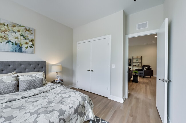 Building Photo - 4010 N Lincoln Ave