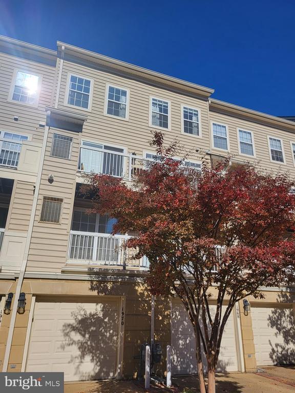 Building Photo - 1970 Crescent Park Dr