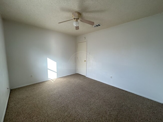 Building Photo - **2 WEEK FREE RENT***3103 Thoroughbred, Ki...