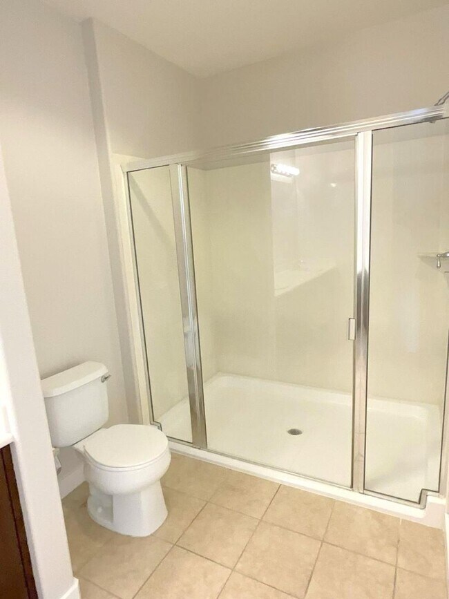 Building Photo - Great Corner Condo ! Lots Of Light ! Elan ...