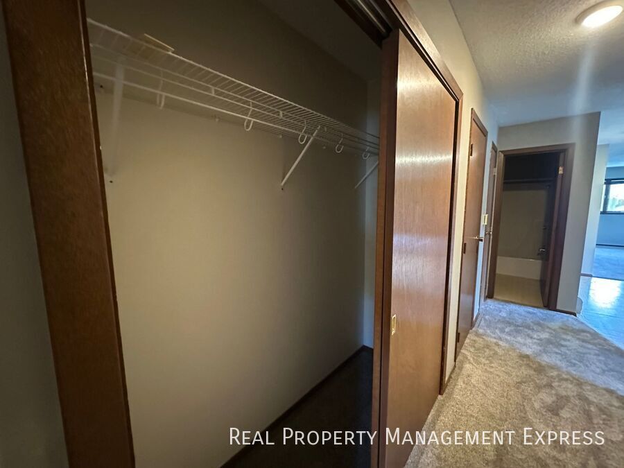 Building Photo - Spacious 2 Bedroom Apartment