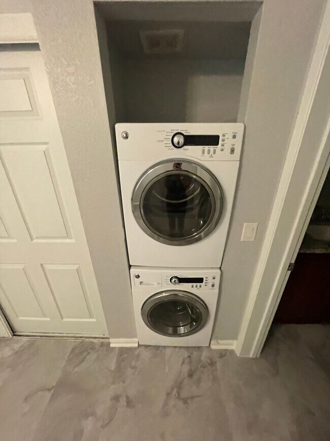 Building Photo - COMING SOON! Great Townhouse with 2 Bedrooms 2 Bath!