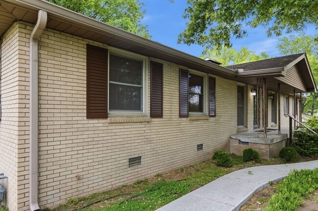 Building Photo - Crieve Hall Duplex